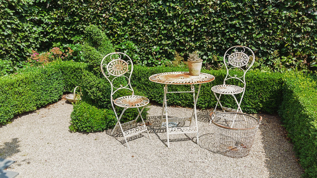 Contraste entre mobilier de jardin neuf et mobilier dégradé après plusieurs années